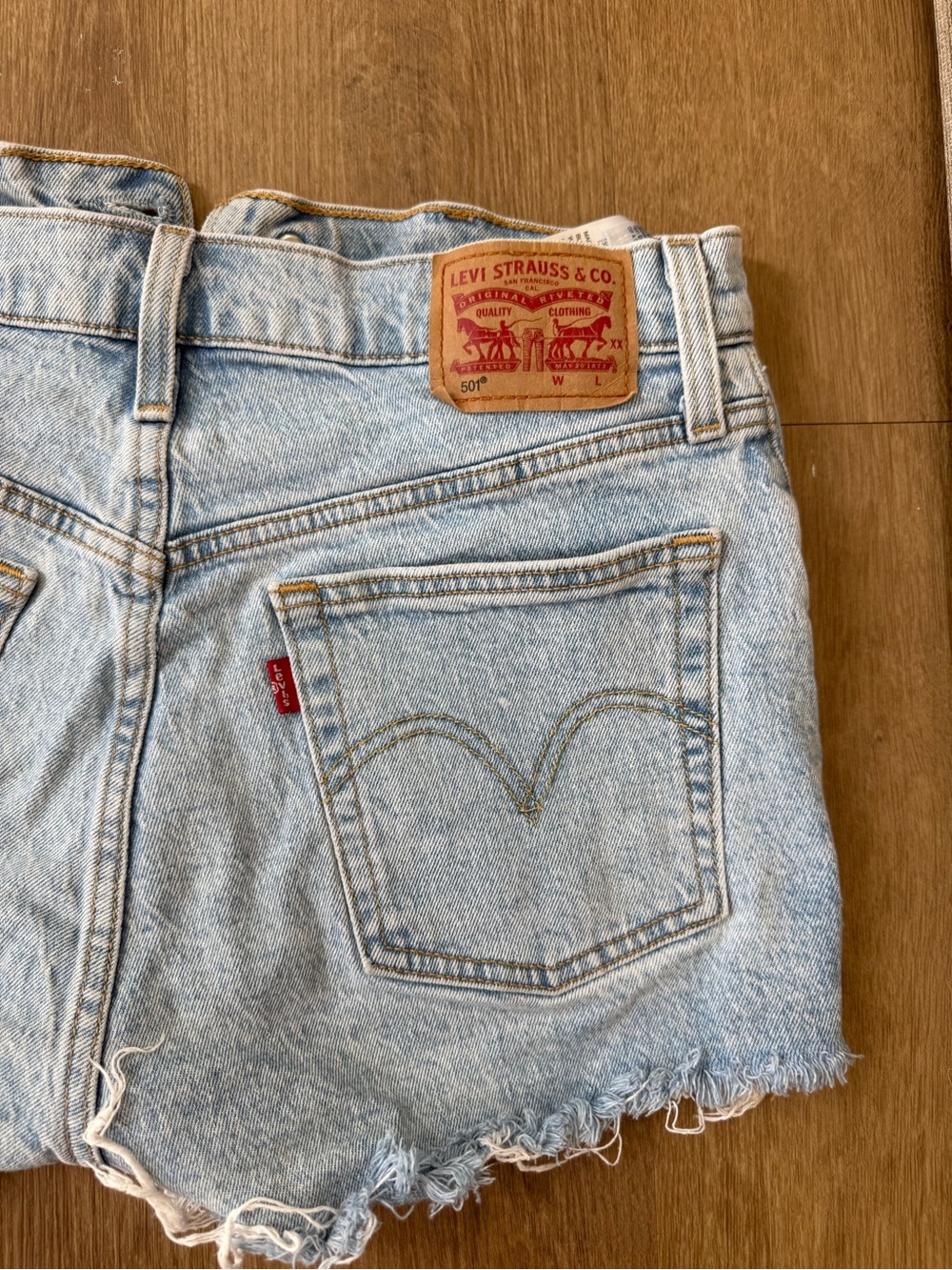 Levi's Light Wash Denim Cutoff Shorts 27 - Picture 10 of 11